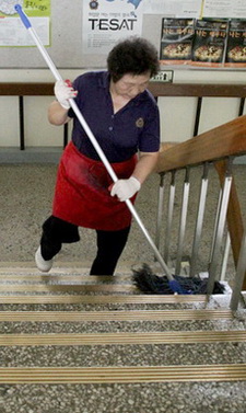 용역직 직원인 서울 마포구의 한 사립대학 청소노동자가 캠퍼스 구내에서 청소를 하고 있다.sumatriptan patch http://sumatriptannow.com/patch sumatriptan patch