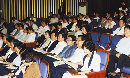 10일 국회에서 민주통합당 의원들이 ‘성희롱 예방과 성인지적 의정활동’ 강의를 듣고 있다. ⓒ민주통합당 여성국 제공