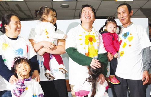 10월 30일 마포영유아통합지원센터에서 열린 ‘행복한 아이를 위한 엄마들 간담회’에 함께한 안철수 후보.