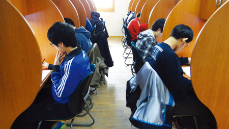 자율형사립고가 전국적으로 미달 사태를 빚고 있다. 정원 미달 끝에 일반고로 전환한 서울시내 한 고교에서 학생들이 공부하고 있다.