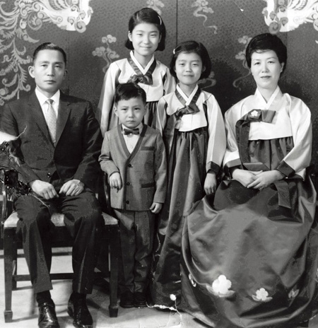 어느 해 명절 청와대에서 찍은 박근혜 당선인의 가족 사진. 아버지 고 박정희 대통령의 곁에서 보낸 18년은 그의 가장 중요한 정치적 자산이 됐다. ⓒ대선캠프 제공