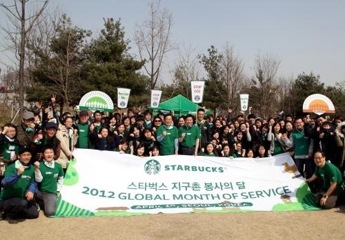 스타벅스커피 코리아 임직원들이 1일 서울숲공원에서 지구촌 봉사의 달 활동 시작을 기념해 한자리에 모였다.