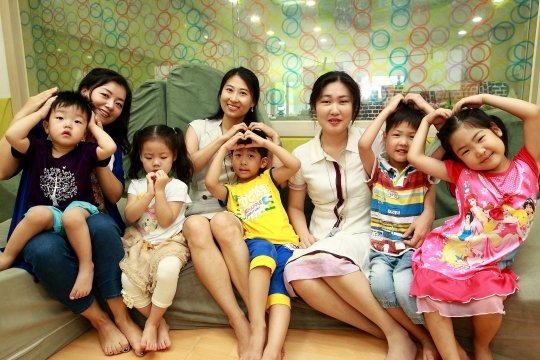 KT직장어린이집에 아이들을 보내고 있는김미희, 강수영, 노윤정씨(왼쪽부터)와 아이들.cialis coupon free   cialis trial coupon