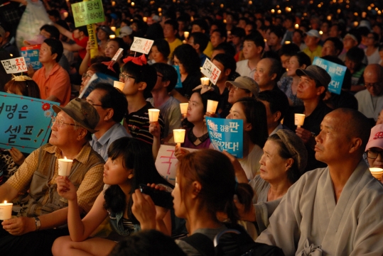 10일 오후 7시 서울광장에서 6차 ‘국정원 대선개입 규탄 10만인 촛불집회’가 열렸다. 민주당, 통진당 등이 야당 의원들이 당파를 막론하고 시민들과 하나되어 촛불을 들고 있다. ⓒ여성신문