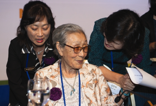 28일 대전컨벤션센터에서 열린 제13회 세계한민족여성네트워크 특별세션에서 김복동 할머니가 증언 후 단상을 내려오고 있다.