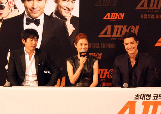28일 서울 왕십리CGV에서 열린 영화 스파이 기자간담회에서 배우 문소리가 질문에 답하고 있다.