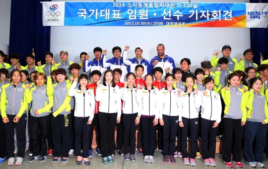 ‘2014년 소치 동계올림픽 D-100 미디어데이’에 참석한 선수들이 파이팅을 외치고 있다. ⓒ대한체육회