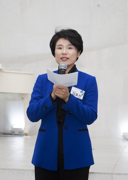 행사에 참석한 독자들에게 감사의 마음을 전하고 있는 김효선 발행인. ⓒ이정실 여성신문 사진기자