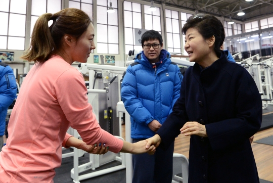 박근혜 대통령이 8일 서울 태릉선수촌에 방문해 소치 동계올림픽에 출전하는 빙속 여제 이상화 선수를 격려하고 있다.