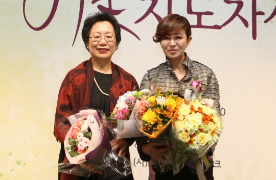 서은경 여성문화네트워크 대표(좌측)와 김수정 한국입양어린이합창단 단장 ⓒ이정실 여성신문 사진기자