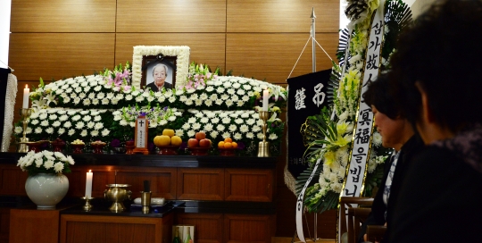 26일 노환으로 별세한 일본군 위안부 피해자 황금자(91세) 할머니의 빈소가 마련된 서울 양천구 목동 이대병원 장례식장에 정신대문제 관련 활동가들이 만이 빈소를 지키고 있다. ⓒ뉴시스·여성신문