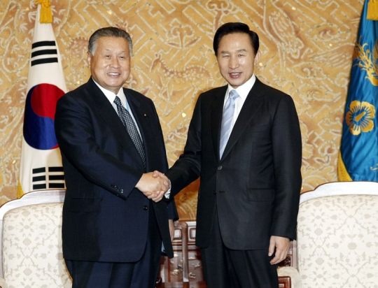 2008년 이명박 정부때 청와대를 방문한 모리 요시로(왼쪽) 전 일본 총리가 이 전 대통령과 악수를 하고 있다.cialis coupon free   cialis trial coupon