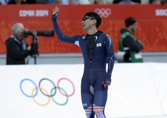 오는 19일 방송되는 SBS 힐링캠프에 출연하는 이규혁 선수. 2014 소치 동계올림픽 스피드스케이팅 남자 1000m 레이스를 마친 이규혁 선수가 관중석을 향해 손을 흔들며 인사를 하고 있다.