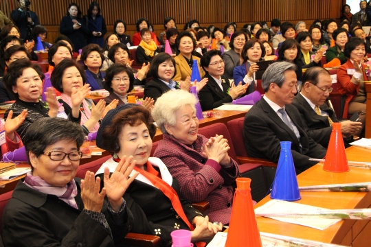 한국여성단체협의회 주최로 7일 오후 서울 여의도 국회 헌정기념관에서 열린 ‘여성 정치참여 확대 결의대회’에는 국내 115개 여성단체 관계자와 정계 인사 등 400여 명이 참석했다.