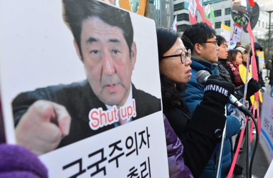 시민단체 회원들이 아베 신조 일본 총리의 신사참배, 집단적 자위권 행사 등에 대해 규탄 기자회견을 하고있다. ⓒ뉴시스·여성신문