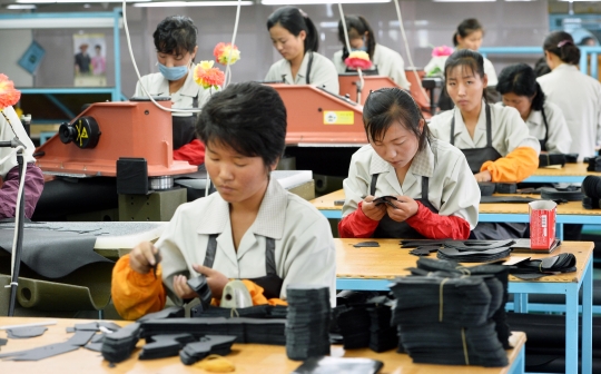 지난해 9월 북한 개성시 봉동리 개성공단 J&J에서 여성 근로자들이 제품을 생산하고 있다. ⓒ뉴시스·여성신문
