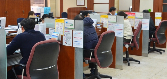 서울 서대문구의 한 은행 창구에서 시민들이 상담을 받고 있다. ⓒ뉴시스·여성신문