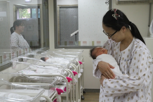 서울의 한 산후조리원 신생아실에서 산모가 아기를 돌보고 있다. ⓒ여성신문DB