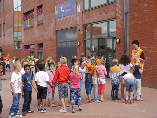네덜란드 덴호그 근교 조테르미르(Zoetermeer) 지역의 데 오란헤리 초등학교 학생들과 교사의 모습.