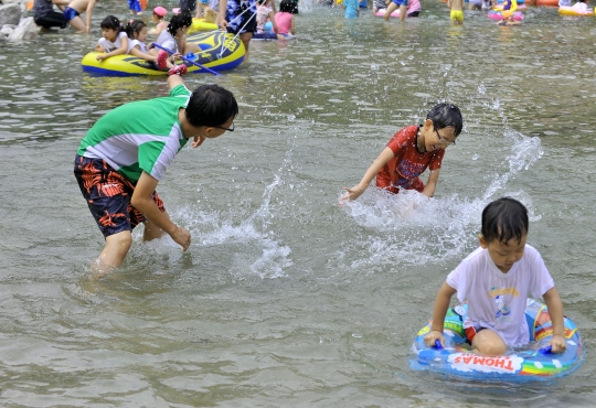 경기도 백운계곡에는 더위를 피해 나온 피서객들이 시원한 물놀이를 즐기며 즐거운 시간을 보내고 있다. ⓒ뉴시스·여성신문
