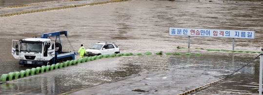 지난해 7월 중북부지방에 폭우가 쏟아져 서울 송파구 강남면허시장이 침수됐다. ⓒ뉴시스·여성신문