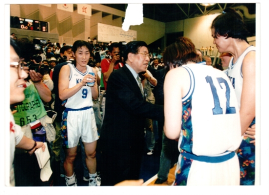 1994년 히로시마아시안게임에서 한국 여자 농구팀 우승을 차지해 필자가 축하해 주고 있다. ⓒ김운용닷컴
