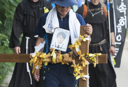 단원고 2학년 김웅기군의 아버지 김학일씨가 십자가를 메고 순례길의 선두에 서서 걷고 있다. ⓒ이정실 여성신문 사진기자