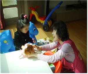 서울의 한 가정집에서 아이돌보미가 유아를 보살피고 있다. 아이돌보미에 대한 수요는 늘고 있지만 빗나간 수요예측으로 배정된 예산마저 사용하지 못하는 문제점이 드러났다. ⓒ서울시