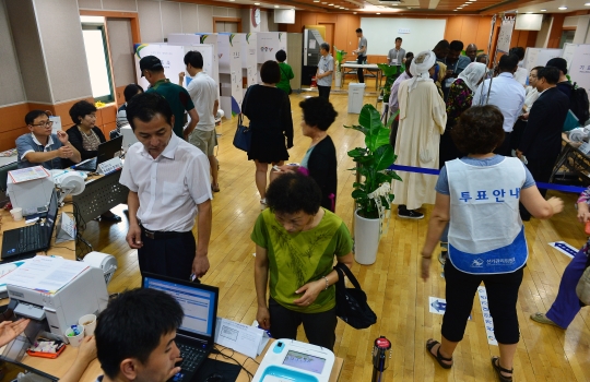 7.30 재보궐선거 사전투표 마지막 날인 26일 서울 동작구 상도주민센터에서 유권자들이 투표를 하고 있다. ⓒ뉴시스·여성신문