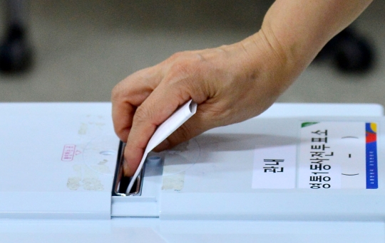 7·30 재보선 사전투표가 실시된 25일 경기도 수원 영통구 영통1동주민센터에 마련된 사전투표소에서 시민들이 투표를 하고 있다. ⓒ뉴시스·여성신문