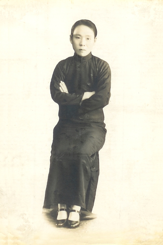 상하이 망명 시절 중국식 평상복 차림의 민갑완. 그는 눈에 띄지 않는 검은 옷을 즐겨 입었다고 한다. ⓒ민병휘