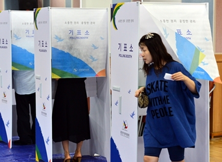 7·30 재보궐선거일인 30일 오전 서울 동작구 사당1동주민센터에 마련된 투표소에서 유권자가 투표를 하고 있다. ⓒ뉴시스·여성신문