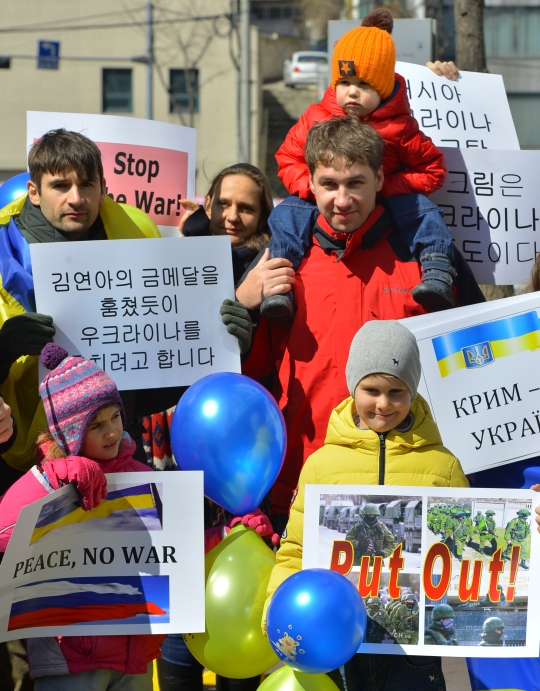 지난 3월 서울 중구 경향아트힐 앞에서 우크라이나인을 비롯한 시민단체 회원들이 러시아의 우크라이나 크림반도 침공을 규탄하는 기자회견을 하고 있는 모습. ⓒ뉴시스·여성신문