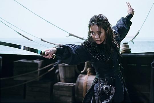 영화 해적에서 배우 손예진은 조선 바다를 호령하는 해적 두목 여월 역을 맡았다.