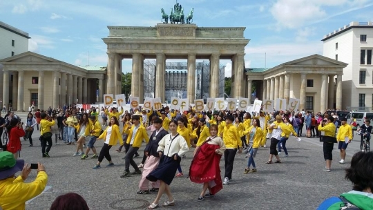 유럽평화기행단이 독일 베를린의 브란덴부르크 문 앞에서 플래시몹을 선보이고 있다. ⓒ희망나비