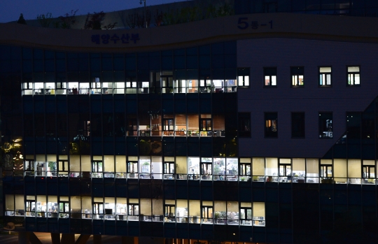 지난 4월 25일 저녁 세종시 정부세종청사 해양수산부에서 밤 늦도록 불이 켜져 있다. ⓒ뉴시스·여성신문