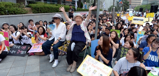 7월 30일 오후 서울 종로구 주한 일본대사관 앞에서 열린 제1137차 일본군 위안부 문제 해결을 위한 정기 수요집회에서 김복동, 길원옥 할머니가 인사를 하고 있다.