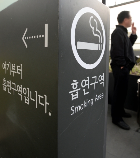 서울 중구 태평로 한 건물의 흡연구역에서 흡연자가 담배를 피우고 있다. ⓒ뉴시스·여성신문
