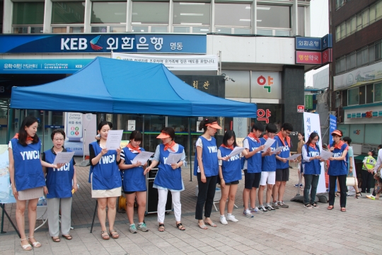 8월 5일 서울 명동에서 펼쳐진 YWCA 탈핵 불의날 캠페인에서 노후 핵발전소인 고리 1호기, 월성 1호기 가동 중지와 신규 핵발전소 건설 반대를 위한 서명을 받고 있다. ⓒ한국YWCA연합회