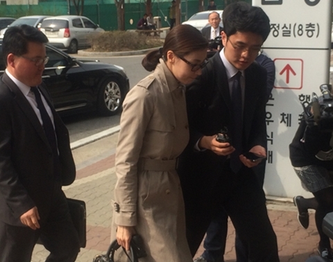 성현아 유죄 판결 / 배우 성현아(39)씨가 3월 31일 변호사와 함께 수원지법 안산지원 법정으로 들어서고 있다. ⓒ뉴시스·여성신문