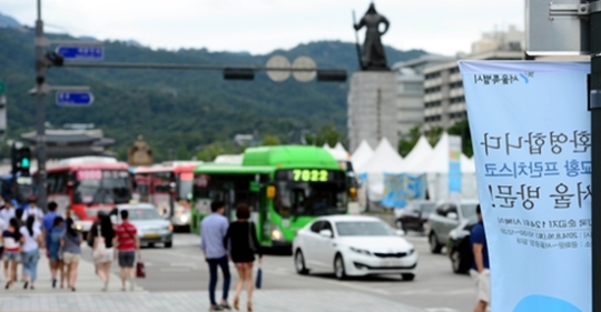 광화문 단계적 교통 통제 / 10일 오후 서울 종로구 세종로 부근에 교황 방한 관련 광화문 시복식을 알리는 현수막이 걸려있다.