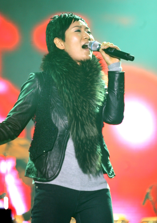 지난 2007년 12월 2일 밤 서울 잠실실내체육관에서 열린 젊음의 행진 8090 콘서트에서 고(故) 박성신이 히트곡을 부르고 있다.