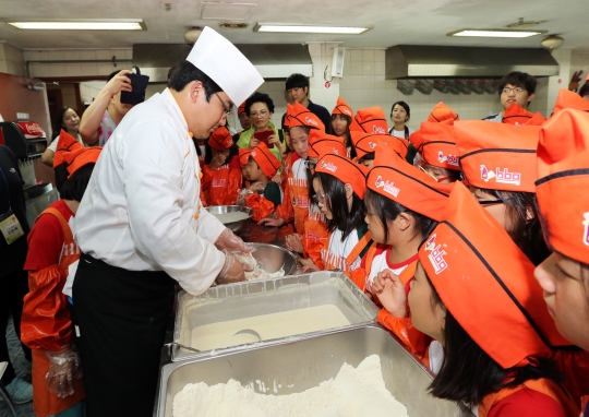 지난 8일 경기도 이천에 위치한 치킨대학에서 어린이 70여명이 직접 치킨을 만들어보고 있다. ⓒ제너시스BBQ