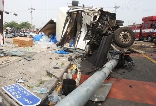 제주 교통사고 / 차량 3대를 잇달아 들이 받고 전도된 8.5t 트럭 ⓒ뉴시스·여성신문