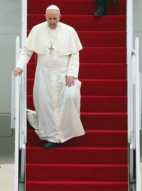 공항에 도착한 프란치스코 교황 ⓒ뉴시스·여성신문