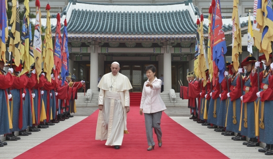 박근혜 대통령이 14일 오후 프란치스코 교황을 영접, 청와대 공식환영식장으로 안내하고 있다. ⓒ뉴시스·여성신문