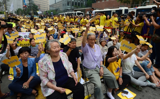 13일 오후 서울 종로구 주한일본대사관 앞에서 열린 제1139차 수요시위에서 김복동, 길원옥 할머니를 비롯한 참석자들이 일본 정부의 공식 사죄를 촉구하고 있다. ⓒ뉴시스·여성신문