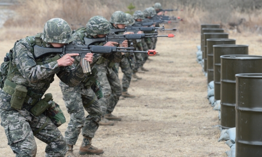 지난 3월 12일 경북 포항시 해병대 제1사단에서 열린 실전체력 훈련에 참가한 해병대 장병들이 사격훈련을 하고 있다. ⓒ뉴시스·여성신문