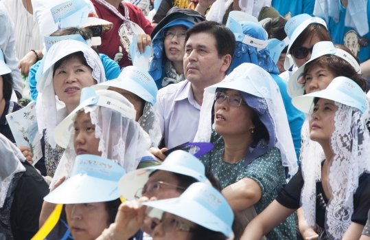 프란치스코 교황이 16일 직접 집전한 ‘윤지충 바오로와 동료 순교자 123위 시복미사가 열린 서울 광화문 광장에 신도들과 시민들이 운집해 있다.