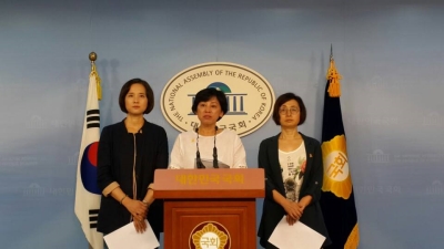 새정치민주연합 유은혜, 남윤인순, 은수미 의원이 국회 기자회견을 하고 있다. ⓒ여성신문
